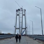 Строители завершают работы на вантовом мосту в Запорожье