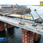 Строители украшают вантовый мост в Запорожье светодиодной подсветкой