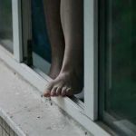Пыталась перелезть в соседнюю квартиру: в Днепре пожилая женщина вывалилась с балкона