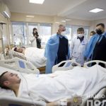 В Днепре министр МВД Монастырский проведал раненых и попрощался с погибшими на ЮМЗ нацгвардейцами