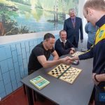Чемпіон світу з міжнародних шашок Юрій Анікеєв зіграв у Кам’янському на 12 дошках