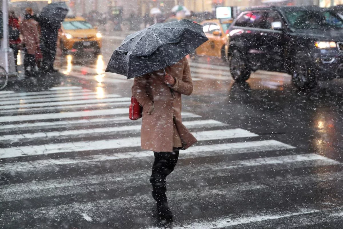 Опади у вигляді дощу з мокрим снігом будуть частими: народні синоптики дали прогноз погоди на останній місяць зими